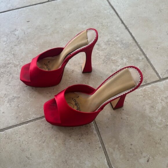 Red Platform - Picture 2 of 4